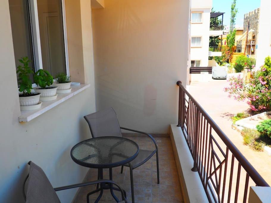 A Stone'S Throw From Everything Paphos 外观 照片