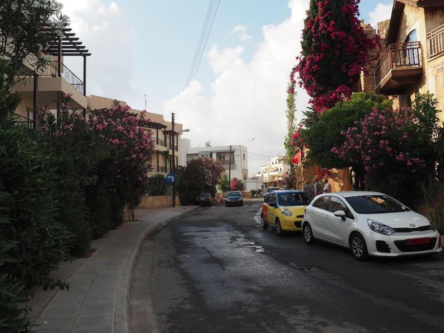 A Stone'S Throw From Everything Paphos 外观 照片