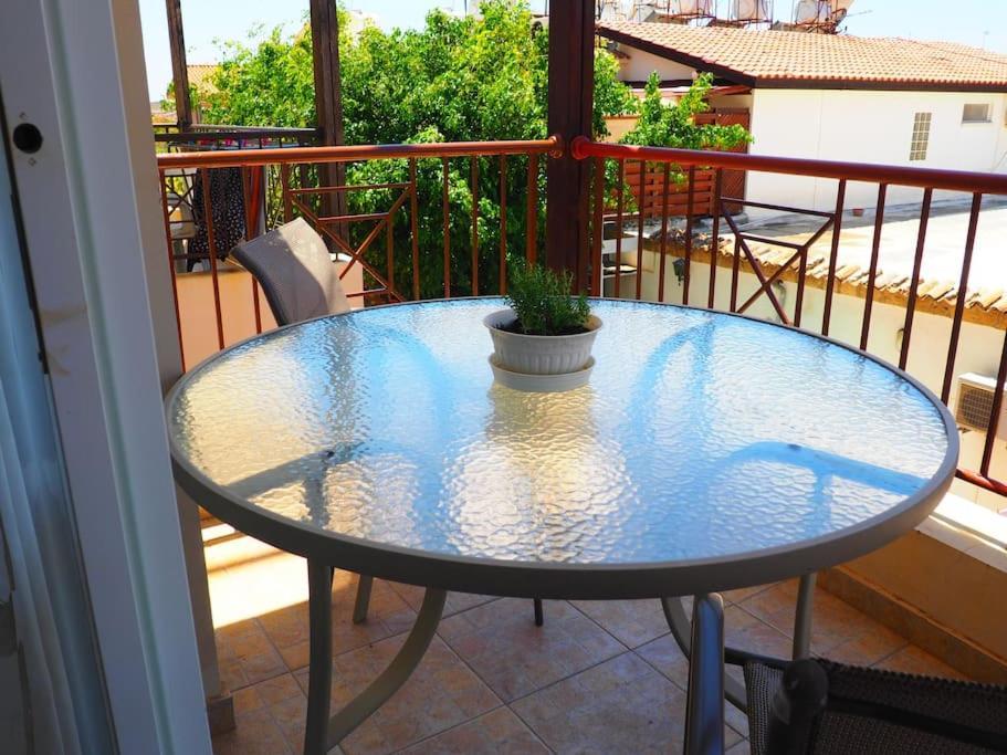 A Stone'S Throw From Everything Paphos 外观 照片