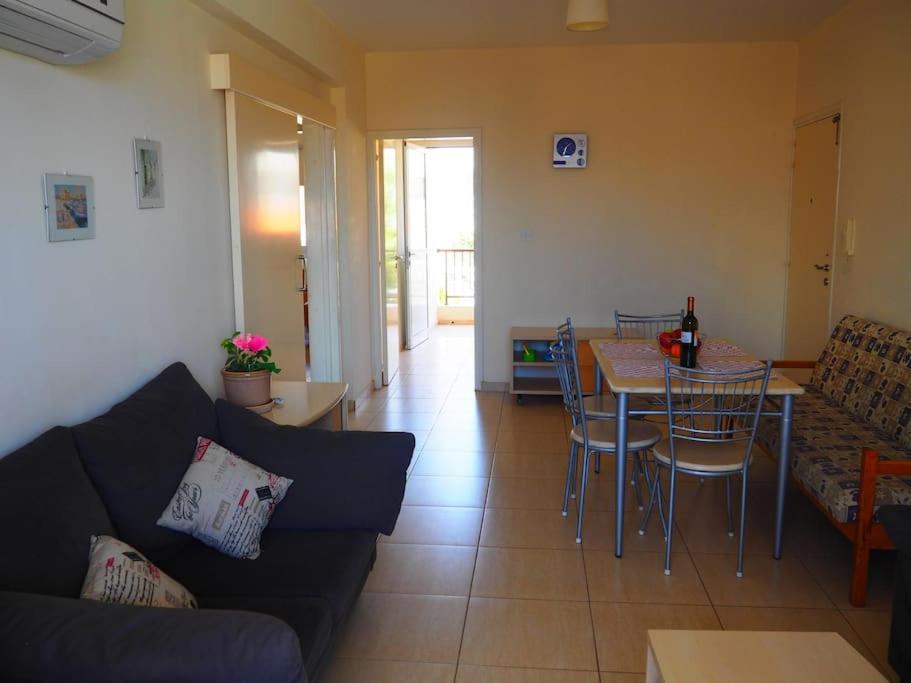 A Stone'S Throw From Everything Paphos 外观 照片