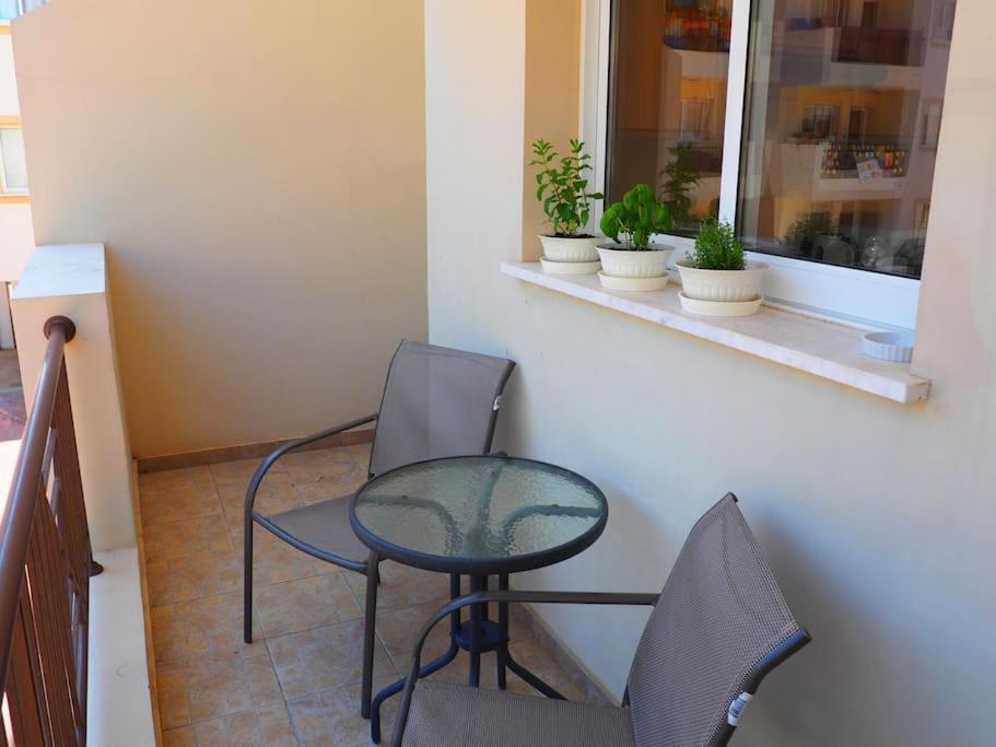 A Stone'S Throw From Everything Paphos 外观 照片