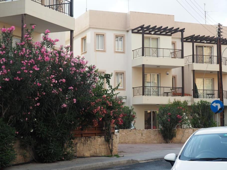 A Stone'S Throw From Everything Paphos 外观 照片