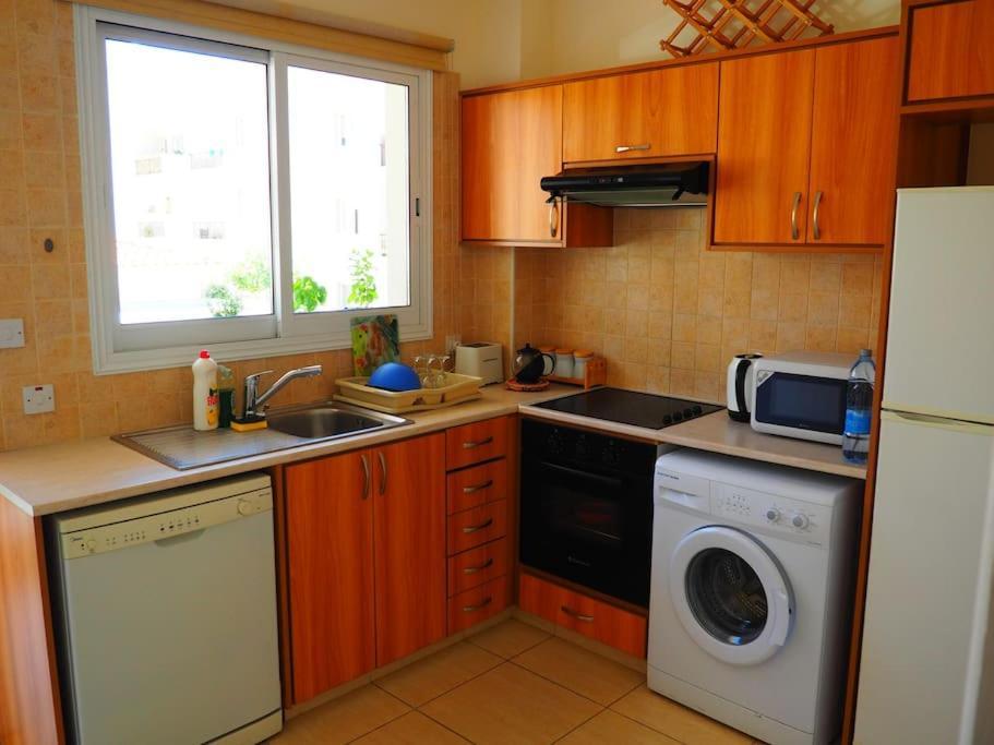 A Stone'S Throw From Everything Paphos 外观 照片